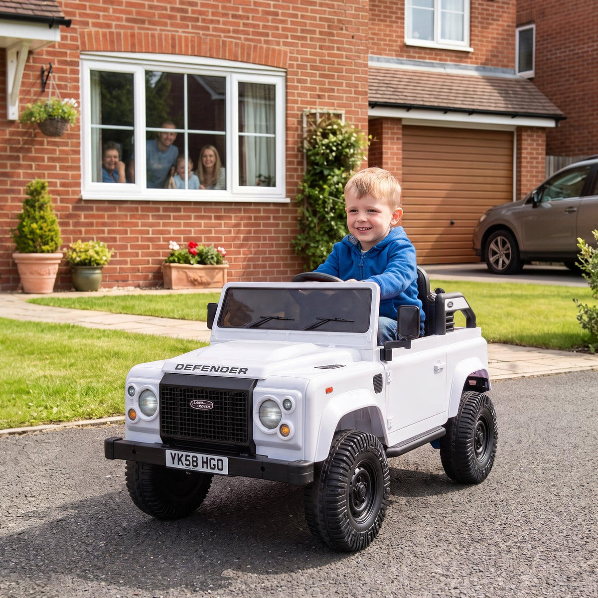12V Electric Car for Kids 3+ Years, Licensed Land Rover Defender Toddler Ride on Car w/ Remote Control, White