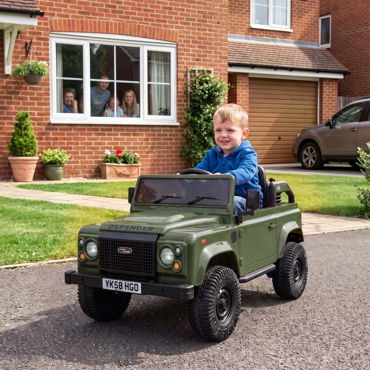 12V Electric Car for Kids 3+ Years, Licensed Land Rover Defender Toddler Ride on Car w/ Remote Control, Green